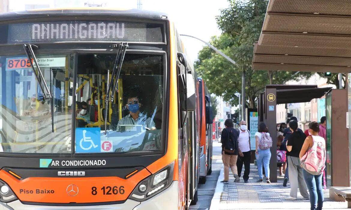 Serviços crescem 1% de agosto para setembro 3 Usuários de transporte público e motoristas de ônibus utilizam máscaras de proteção contra covid-19 na rua da Consolação