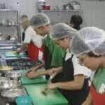 Brasília (DF) - Caminhos da Reportagem - Alunos do curso técnico de gastronomia do instituto federal de Brasília. A taxa de desemprego no Brasil é de 8,8%, segundo a pesquisa mais recente do IBGE. Já entre os jovens de 18 a 24 anos, esse índice é o dobro: 18%. Foto: Frame Caminhos da Reportagem/TV Brasil