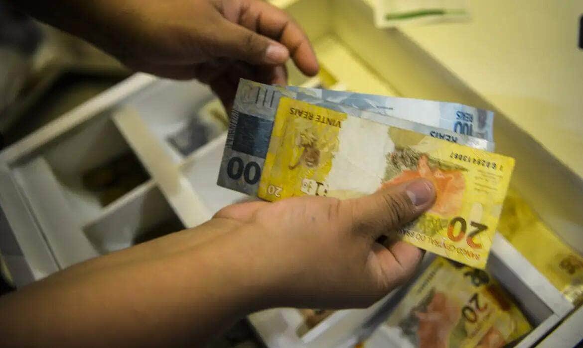 1995: O Marco do Plano Real e o Salário Mínimo de R$100 3 Dinheiro
