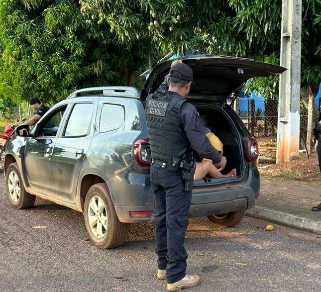 Policiais civis durante a operação