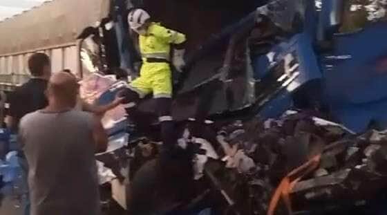 Motorista fica preso às ferragens após colisão entre carretas na BR-364 em Jaciara 