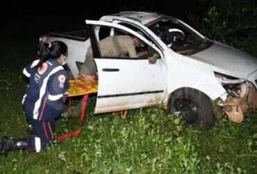 Carro capota após ser fechado por outro veículo e deixa dois feridos em Rondonópolis
