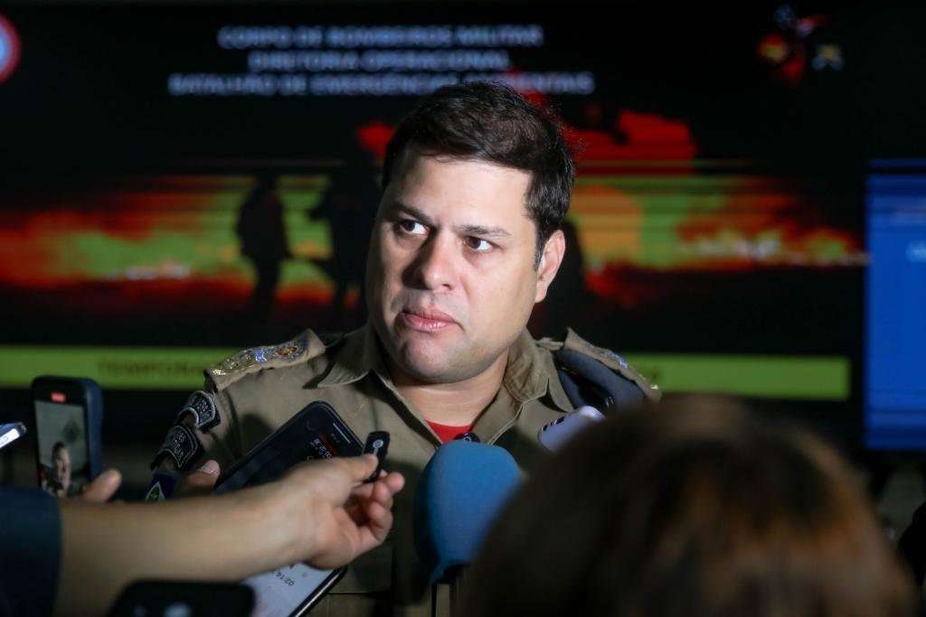 Bombeiros em ação durante combate a incêndios