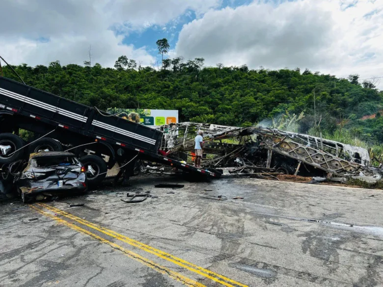 Acidente deixa 39 mortos em rodovia de Minas Gerais