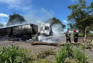 Bombeiros extinguem incêndio em carreta na BR-364 em Mato Grosso