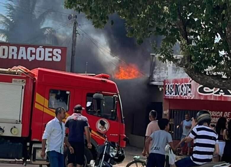 Incêndio em depósito de madeira mobiliza Corpo de Bombeiros em Colíder