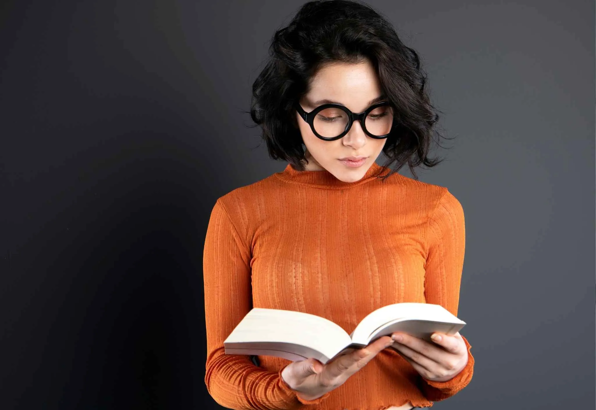 Vaidoso: 5 signos do zodíaco que querem mais salário, mais projetos e mais reconhecimento 3 Mulher lendo livro