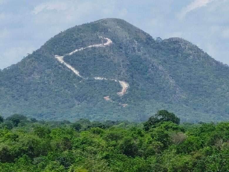 Obras no Morro de Santo Antônio são interrompidas após danos ambientais e intervenção do Ministério Público de Mato Grosso