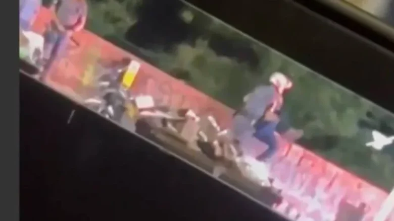 Policial Militar é flagrado jogando homem de ponte em São Paulo