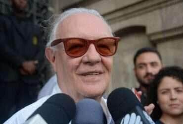 Rio de Janeiro - O ator Ney Latorraca fala à imprensa no velório da atriz Tônia Carrero, no Theatro Municipal (Tânia Rêgo/Agência Brasil)