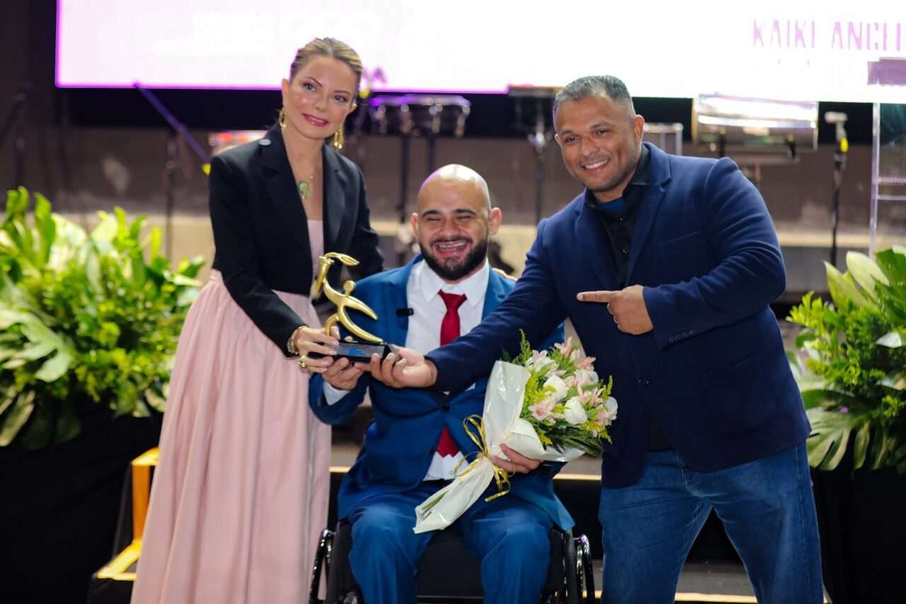 Primeira-dama de Mato Grosso recebe homenagem por ações no esporte e inclusão 10 Kaike Argelim no pódio