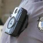 Uso de câmeras acopladas aos uniformes de policiais militares do estado de São Paulo para registro das suas ações, implementada em 18 unidades, ajudou a reduzir violência policial,trazendo resultados emblemáticos.