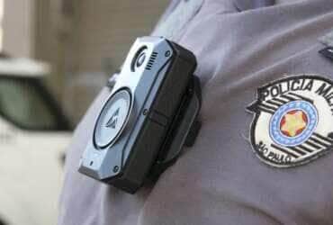 Uso de câmeras acopladas aos uniformes de policiais militares do estado de São Paulo para registro das suas ações, implementada em 18 unidades, ajudou a reduzir violência policial,trazendo resultados emblemáticos.