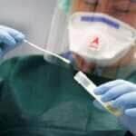 Medidas de proteção contra possíveis infecções por cornoavírus sendo mostradas na clínica universitária de Essen