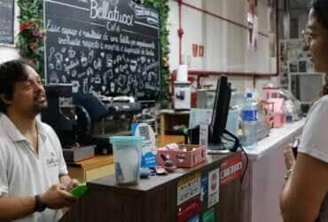 São Paulo (SP), 20/03/2023 - O barista Philippe Tavares, 31 anos, que tem síndrome de Down, trabalha na Bellatucci Café, uma cafeteria inclusiva. Foto: Fernando Frazão/Agência Brasil
