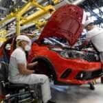 Os trabalhadores da montadora Fiat Chrysler Automobiles constroem um modelo Argo 2020, em meio à disseminação da doença por coronavírus (COVID-19), na fábrica de montagem em Betim