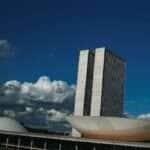 A cúpula menor, voltada para baixo, abriga o Plenário do Senado Federal. A cúpula maior, voltada para cima, abriga o Plenário da Câmara dos Deputados