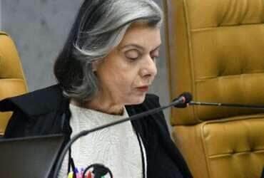 Ministra Cármen Lúcia durante sessão extraordinária do STF