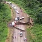 Carreta carregada com toras tomba e interdita rodovia MT-140 