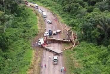 Carreta carregada com toras tomba e interdita rodovia MT-140 