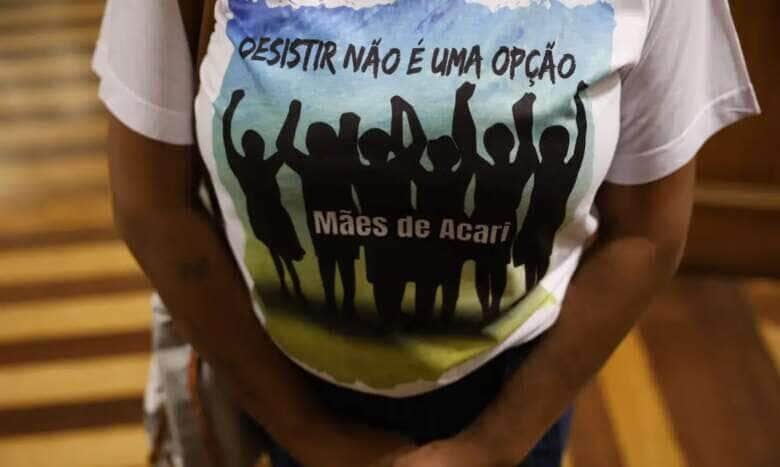Rio de Janeiro (RJ) 17/12/2024 – Familiares das vítimas da Chacina de Acari e advogados que os representam fazem a leitura pública da sentença de condenação do Estado brasileiro no caso, divulgada pela Corte Interamericana de Direitos Humanos. Foto: Fernando Frazão/Agência Brasil