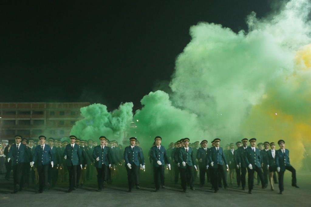 Desfile das tropas escolares em cerimônia de formatura