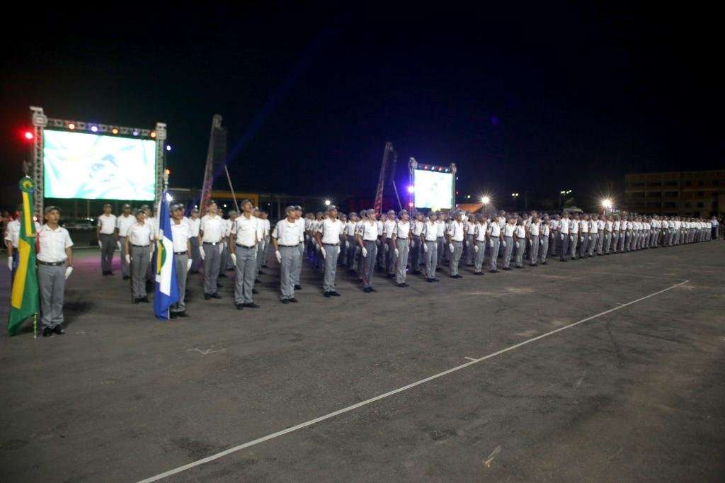 Alunos durante a formatura em Cuiabá e Várzea Grande