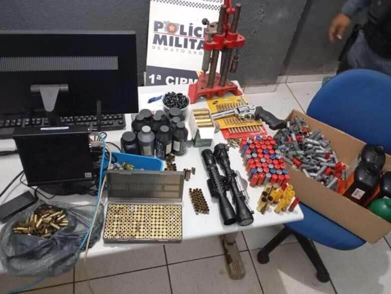 Arsenal de guerra: homem é preso por ameaçar matar a esposa e posse de 957 munições em Mato Grosso