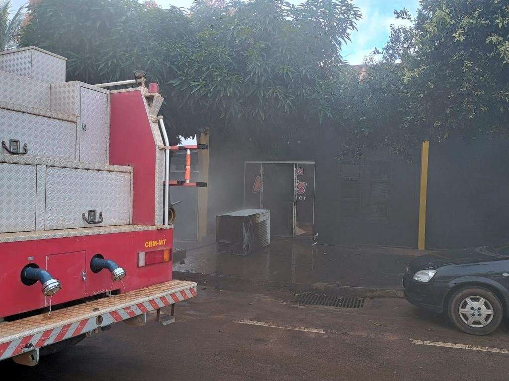 Incêndio controlado pelos bombeiros em Campo Verde, Mato Grosso