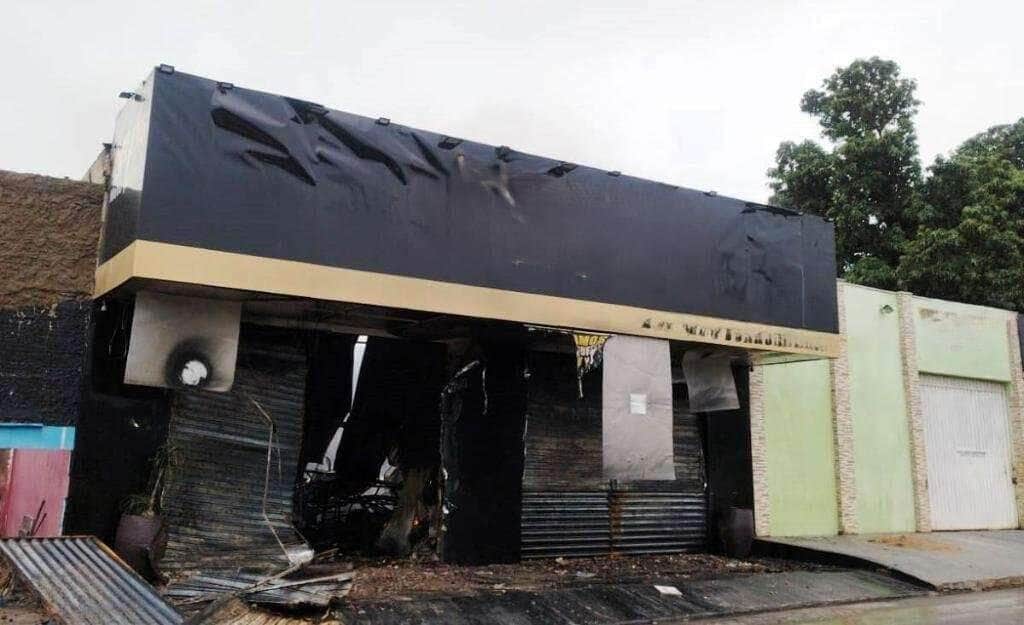 Bombeiros combatendo incêndio em Cuiabá