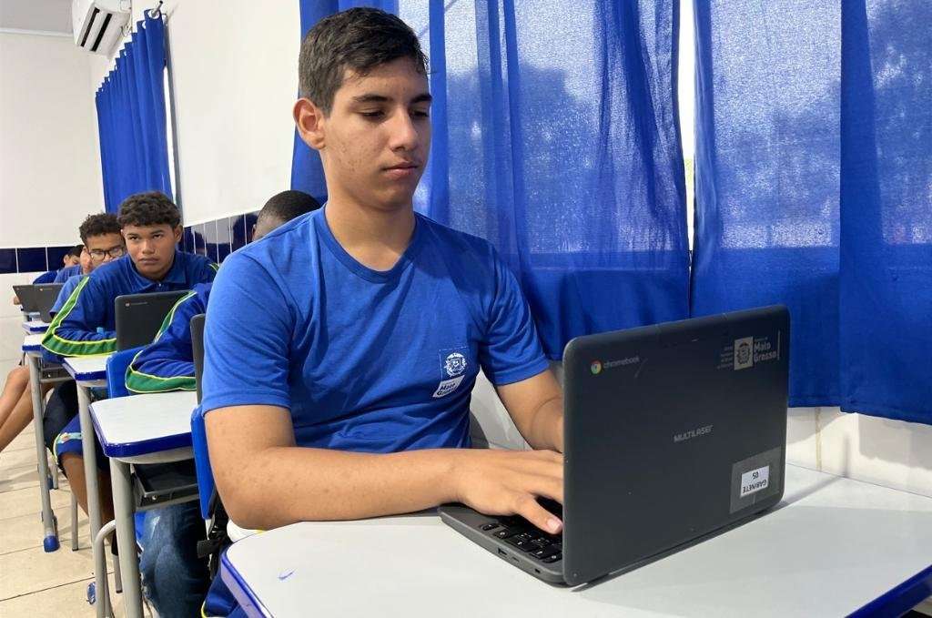 Ivo Gabriel com seu livro 'Colisão entre mundos'.