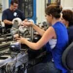 Jovens trabalham mais que estudam no Brasil