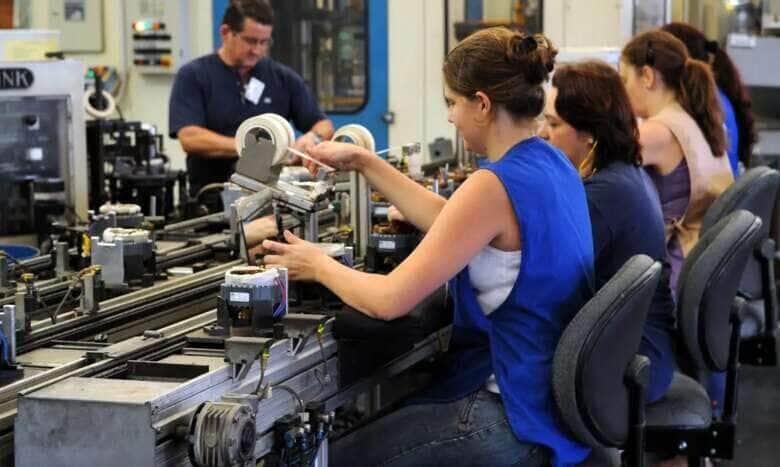 Jovens trabalham mais que estudam no Brasil