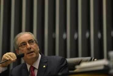 Brasília - O Presidente da Câmara, Eduardo Cunha, entra no plenário após falar com a imprensa sobre a representação contra ele no Conselho de Ética. Foto: Fabio Rodrigues Pozzebom/Agência Brasil