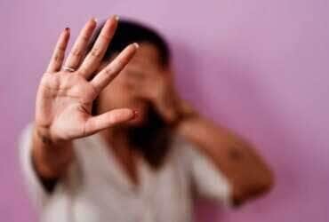 Violência contra a mulher, criança e adolescente. Violência doméstica. Foto: Freepick