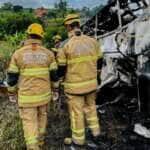 Brasília (DF) 21/12/2024 - Acidente envolvendo  ônibus que vinha de São Paulo, durante o trajeto, o ônibus estourou o pneu e o motorista perdeu o controle da direção batendo contra uma carreta, na BR 116, Km 286, na localidade de Lajinha, em Teófilo Otoni.
Foto: Corpo de bombeiros Militar/MG