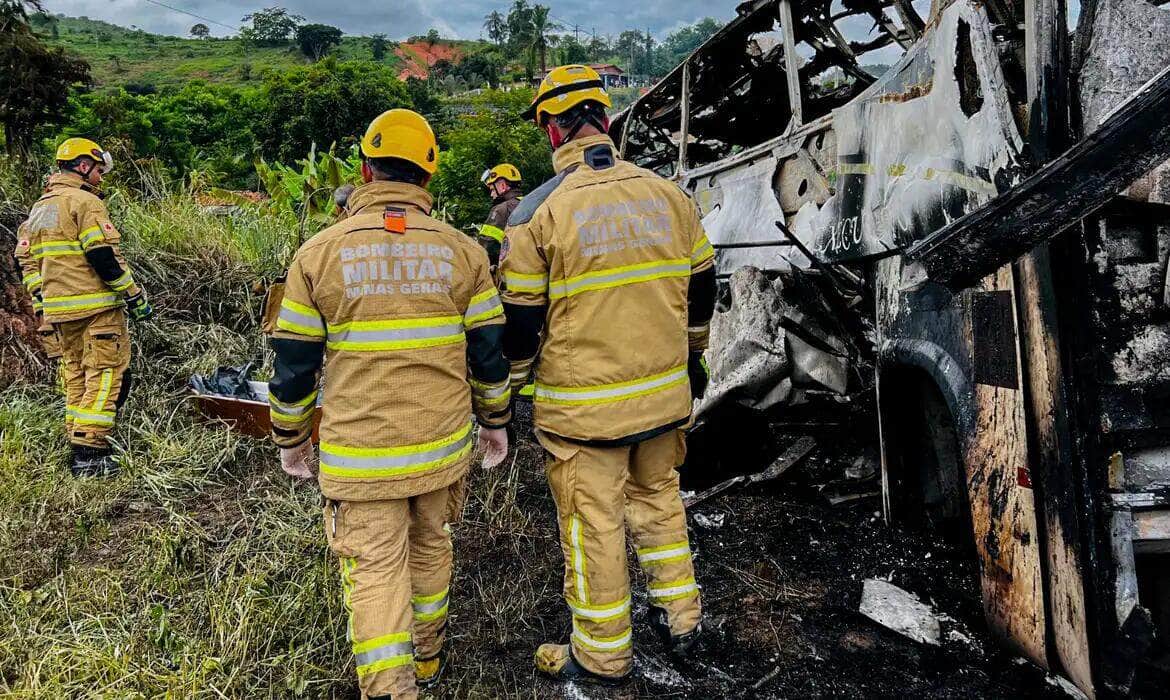 Brasília (DF) 21/12/2024 - Acidente envolvendo  ônibus que vinha de São Paulo, durante o trajeto, o ônibus estourou o pneu e o motorista perdeu o controle da direção batendo contra uma carreta, na BR 116, Km 286, na localidade de Lajinha, em Teófilo Otoni.
Foto: Corpo de bombeiros Militar/MG