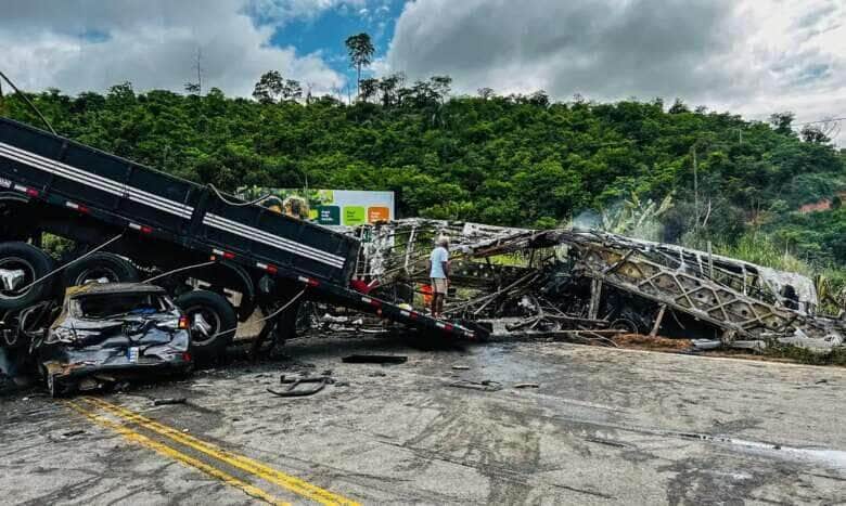 Brasília (DF) 21/12/2024 - Acidente envolvendo  ônibus que vinha de São Paulo, durante o trajeto, o ônibus estourou o pneu e o motorista perdeu o controle da direção batendo contra uma carreta, na BR 116, Km 286, na localidade de Lajinha, em Teófilo Otoni.
Foto: Corpo de bombeiros Militar/MG