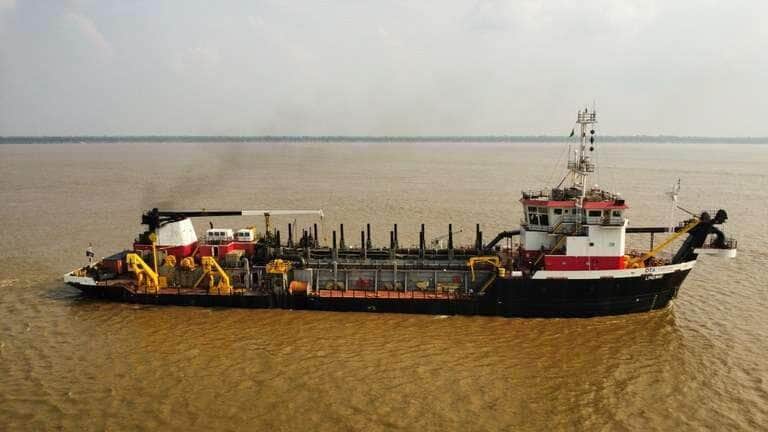 Obras de dragagem nos rios Amazonas e Solimões avançam para garantir passagem segura -