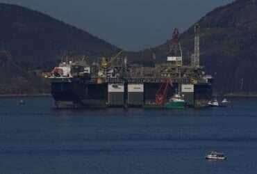 A Petrobras anunciou a chegada da plataforma de petróleo, P-67, ancorada na Baía de Guanabara, destinada ao Sistema de Produção do Campo de Lula, no pré-sal da Bacia de Santos.