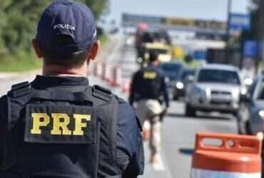 A Polícia Rodoviária Federal (PRF) inicia nesta sexta-feira a Operação Finados 2021. Durante todo o feriado prolongado, a instituição reforçará o policiamento ostensivo em locais e horários de maior incidência de acidentes graves e de