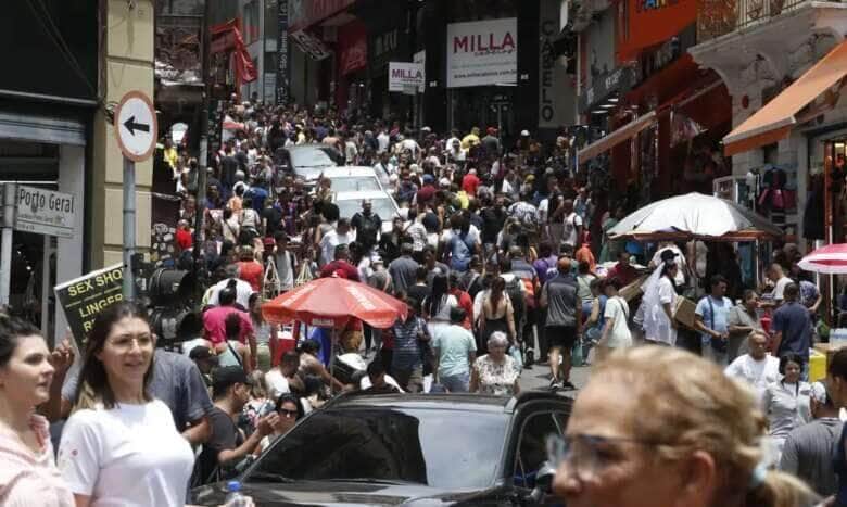 São Paulo SP 03/11/2023 Movimento na Ladeira Porto Geral com a Rua 25 de Março, após o feriado de Finados. Foto: Paulo Pinto/Agência Brasil
