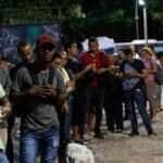 Rio de Janeiro (RJ) 30/04/2024 - Filas de trabalhadores que usam vans em deslocamento na volta para casa, na região da Central do Brasil. Foto: Fernando Frazão/Agência Brasil