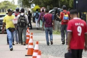 Imigrantes venezuelanos cruzam a fronteira com o Brasil.