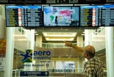 Rio de Janeiro - Os sindicatos dos aeroviários e dos aeronautas paralisaram as atividades das 6h às 8h em diversos aeroportos do país. No saguão do aeroporto Santos Dumont o movimento já está normalizado, mas alguns voos permanecem