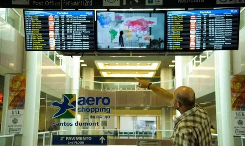 Rio de Janeiro - Os sindicatos dos aeroviários e dos aeronautas paralisaram as atividades das 6h às 8h em diversos aeroportos do país. No saguão do aeroporto Santos Dumont o movimento já está normalizado, mas alguns voos permanecem