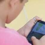 Crianças assistem vídeos em celulares conectados no programa “Wi-fi na Praça”