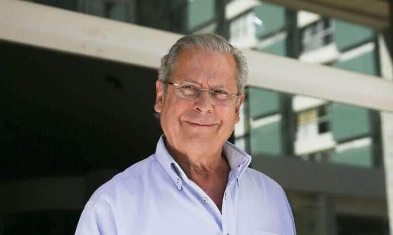 O ex-ministro José Dirceu deixa o Fórum Professor Júlio Fabbrini Mirabete, do Tribunal de Justiça do DF.