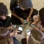 como vídeos e comentários postados na internet podem influenciar os interesses e comportamentos individuais