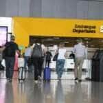 Passageiros embarcam no terminal 3 do Aeroporto Internacional de Guarulhos.